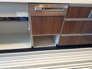 新潟キッチン取付け隊　食洗機前パネルでを楽しむ　施工前